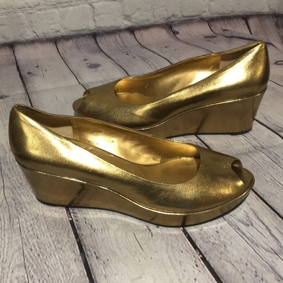 Kelly & Katie gold platform peep toe wedges - Picture 9 of 10